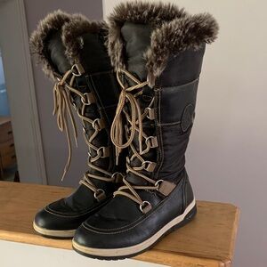 Cozy Black Winter Boots with Fur Trim